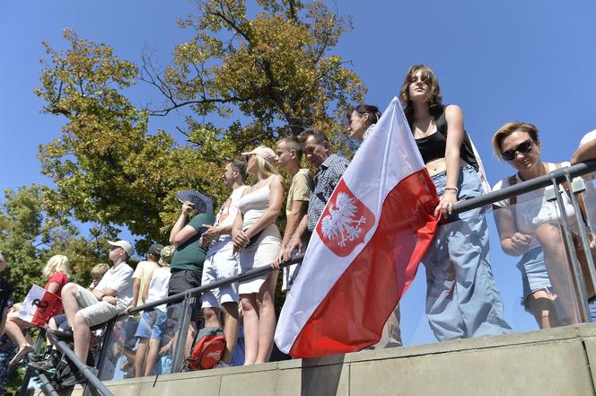 Święto Wojska Polskiego w Warszawie. Tłumy przyszły obejrzeć defiladę