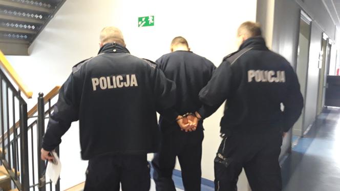 Ścigany prze policję 23-latek wyskoczył z auta i uciekał PIESZO! Po drodzę wyrzucił BROŃ [ZDJĘCIA]