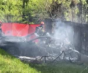 Drogowcy montują progi zwalniające na ul. Vogla. Rok temu rozpędzone BMW z trzema mężczyznami wbiło się tu w drzewo i spłonęło