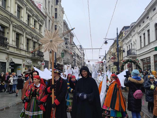 Kolorowy Orszak Trzech Króli w Łodzi. W centrum miasta pojawiło się mnóstwo osób [ZDJĘCIA]