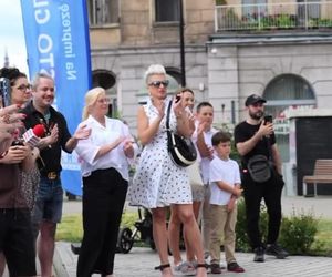 Gigantyczny złoty lajk stanął w centrum Gliwic. Zainaugurowano festiwal Biennale Gliwice