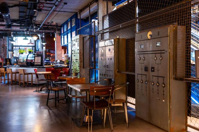 Elektrownia Powiśle – stara maszyneria w kawiarni