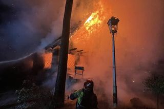 Pożar drewnianego domu pod Legionowem. Jedna osoba poważnie poparzona
