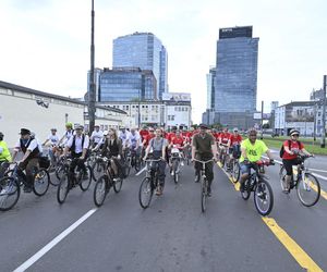 Biało-czerwonym peletonem rowerzyści uczcili Powstanie Warszawskie 
