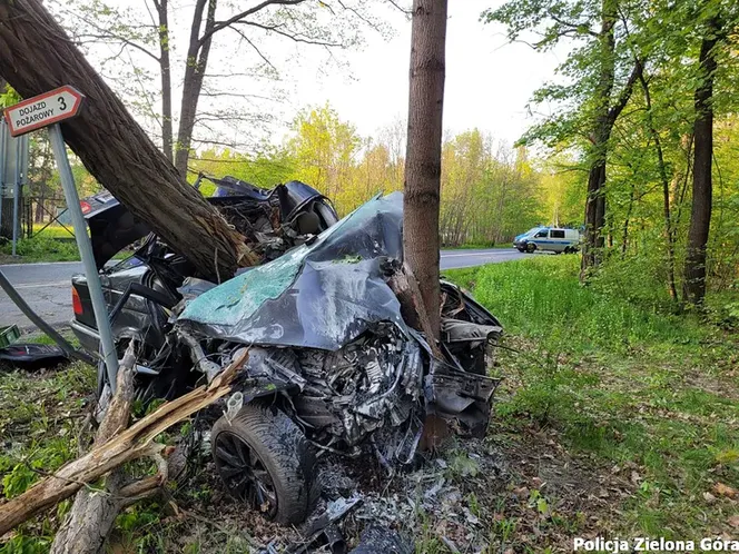Kierowca BMW roztrzaskał auto o drzewo