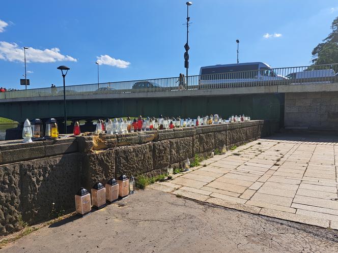 Znicze przy moście Dębnickim w Krakowie. Tutaj tragicznie zmarło w wypadku czterech młodych mężczyzn