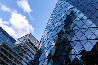 Podwójne fasady szklane – estetyka, technologia i energooszczędność