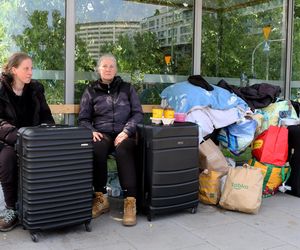 Dwie Ukrainki żyją na przystanku autobusowym w Warszawie. Nie chcą się stamtąd wynieść. Dlaczego?