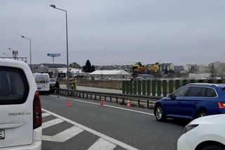 Karambol pod Warszawą! 5 pojazdów rozbitych, są ranni. Na miejscu lądował śmigłowiec ratunkowy