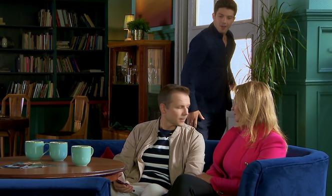 Barwy szczęścia, odcinek 2795. Bruno (Lesław Żurek), Karolina (Marta Dąbrowska), Justin (Jasper Sołtysiewicz), 