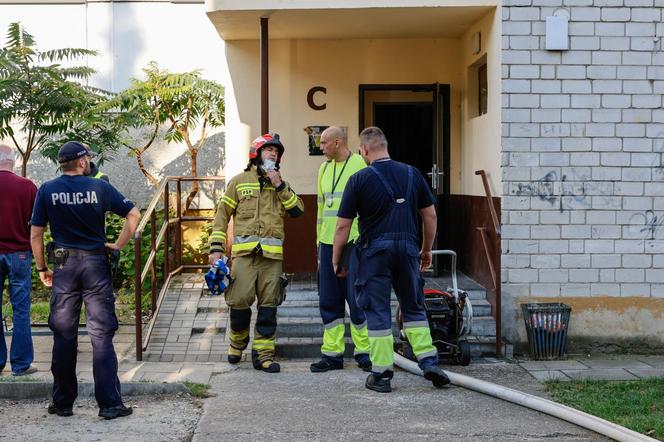 Pożar w bloku w Ostrowie Wielkopolskim. Nie żyje jedna osoba, 10 jest rannych