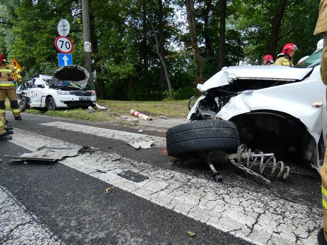 Dramatyczny wypadek na S8. Opel huknął w taksówkę, ciężarna kobieta w szpitalu