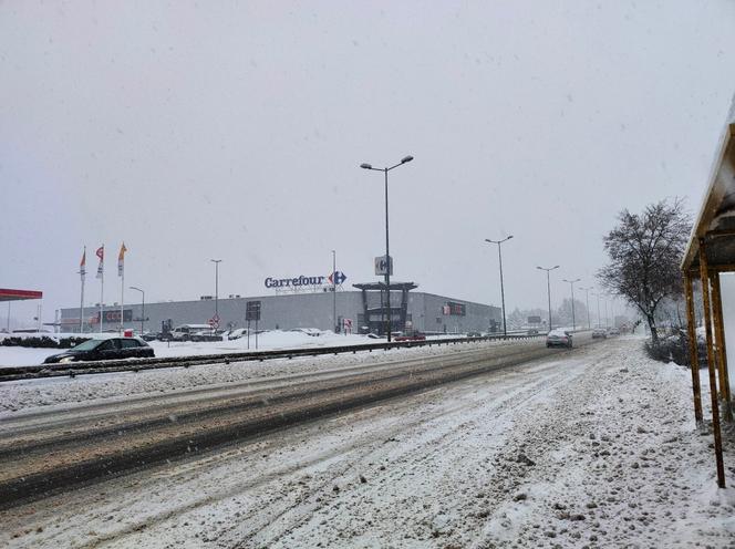 Potężny atak zimy w Małopolsce. Śnieg sypie bez przerwy