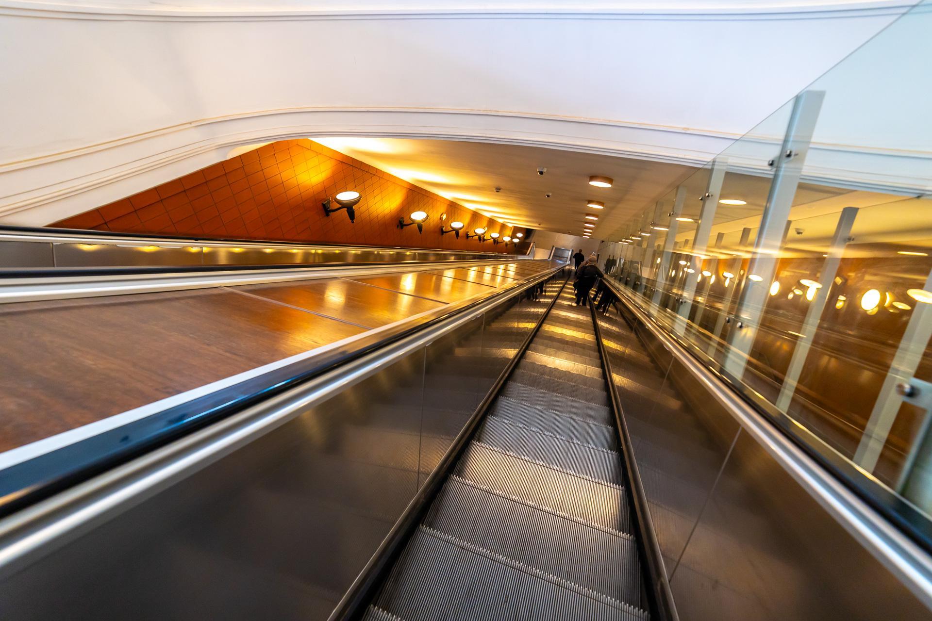 Ruchome schody Trasy W-Z i radziecka tablica sterująca - zobacz zdjęcia wyjątkowego miejsca