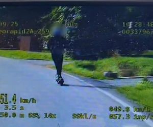 15-latek pędził hulajnogą elektryczną jak szalony. Policja przerwała niebezpieczną jazdę