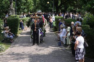 Dramatyczne sceny na pogrzebie Jerzego Stuhra. Kobieta runęła jak długa! Ksiądz ruszył na ratunek