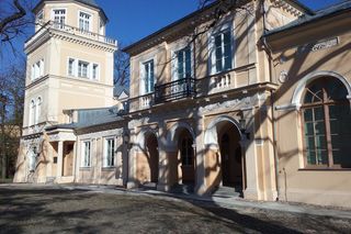 Ten pałac w Łódzkiem to perła architektury i symbol patriotyzmu. Po wojnie służył za komendę MO