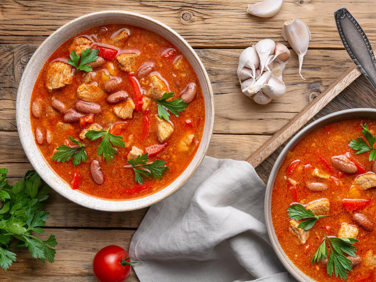 Fasolowa z czerwonej fasoli z wieprzowiną. Przepis na cały obiad z jednego garnka