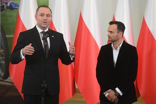 Prezydent RP Karol Nawrocki oraz indywidualny i drużynowy mistrz świata na żużlu Bartosz Zmarzlik