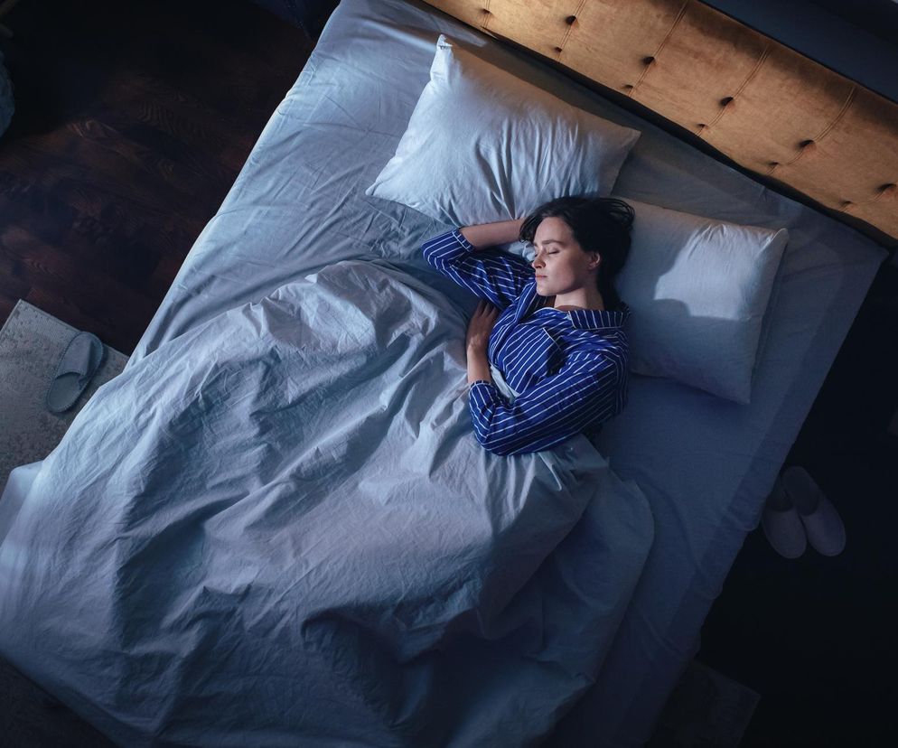 Między 22:00 a 8:00 organizm daje sygnał. Te dwa objawy mogą oznaczać raka