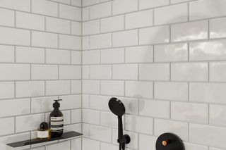 Łazienka w złoto-czarnej odsłonie