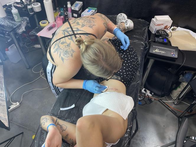 Magda i Zuza z Eski Trójmiasto zrobiły sobie tatuaż na Tattoo Konwencie w Gdańsku