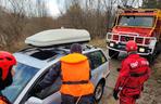 Nurt rzeki porwał samochód z kobietą w środku. Auto zsunęło się z przejazdu