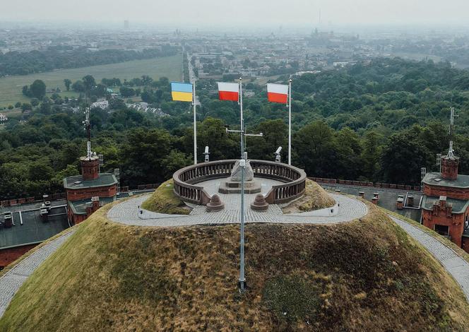 Kraków. Flaga Ukrainy wróciła na Kopiec Kościuszki. "Nie niszczy się symboli"