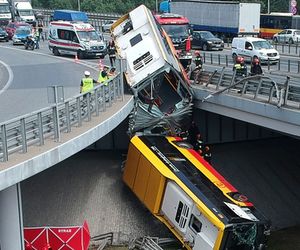 Autobus zawisł na moście Grota