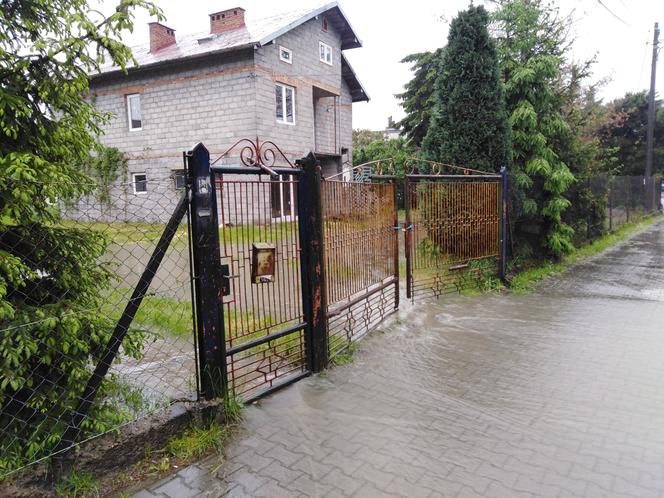 Powódź w krakowskim Bieżanowie: zalane posesje, nieprzejezdne drogi. Walka z żywiołem trwa
