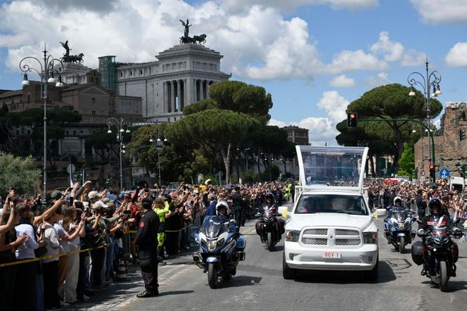 Kondukt żałobny przejechał przez Rzym. Ostatnia droga papieża Franciszka