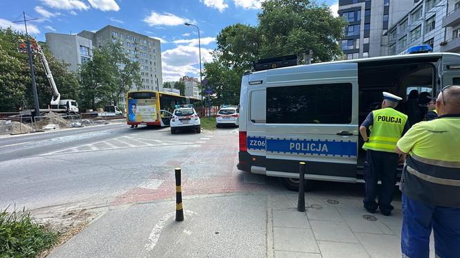 Część ciężarówki wpadła do autobusu. Ranna kierująca autobusem miejskim