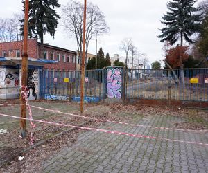 Zaniedbane wejście na teren dawnego stadionu Gwardii