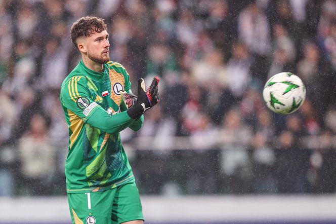 Kacper Tobiasz kopnięty w głowę na meczu Legia - Molde