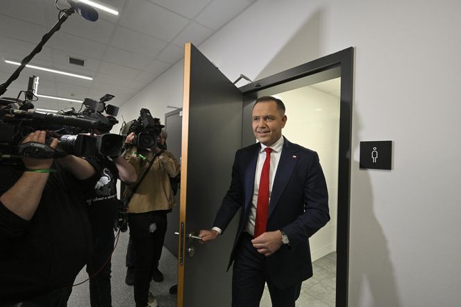 Karol Nawrocki przyjechał do TVP. Symboliczny gest i mocne wsparcie z zaplecza