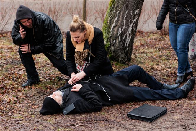 Na Wspólnej odc. 3441. Daria (Patrycja Topajew), chory mężczyzna (Bogdan Dynarski)