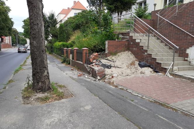 Gorzów: Murek na Matejki rozwalony! Kierowca trafił do szpitala. Co się stało? 