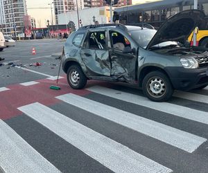 Śmiertelny wypadek na Ursynowie. Morocyklista wjechał w bok osobówki. Nie żyje