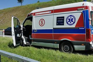 Grojec. Kierowca nie żyje, motocykl rozpadł się na kawałki. Wypadek śmiertelny na autostradzie