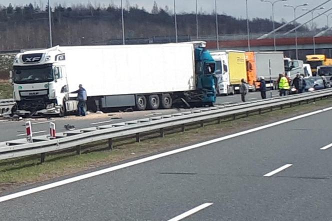 Autostrada A4 w Gliwicach zablokowana po wypadku dwóch ciężarówek. Są potężne utrudnienia