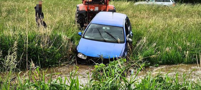 Wypadek w powiecie strzelińskim: Volkswagen wypadł z drogi i wpadł do rzeki