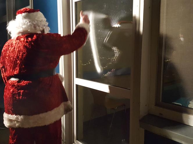 O wszystkich pamięta. Święty Mikołaj odwiedził pacjentów szpitala w Lesznie