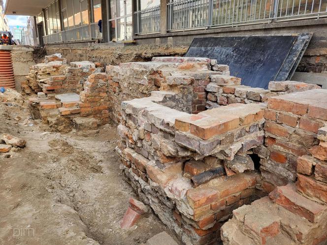 Prace archeologiczne na Starym Rynku w Poznaniu. Odsłonięto mury i fundamenty średniowiecznych kramów kupieckich