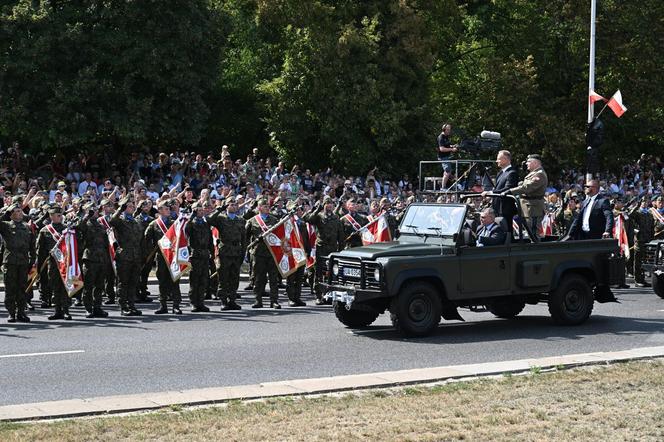 Defilada wojskowa 2024 w Warszawie. 2 tys. żołnierzy i kilkaset sztuk sprzętu wojskowego na ulicach miasta [ZDJĘCIA]