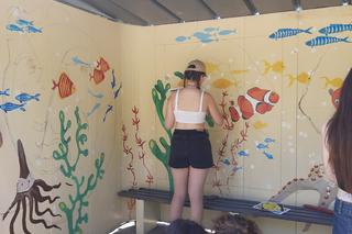 Przystanek w Ługwałdzie zmienił się nie do poznania. Wiatę przyozdobiło prawdziwe arcydzieło!