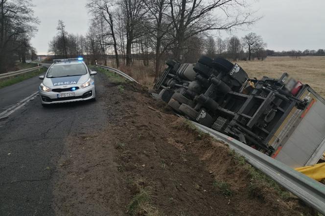 Utrudnienia na DW 324 w pow. górowskim. TIR z mąką przewrócił się do rowu
