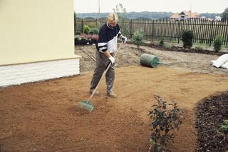 Zakładanie trawnika z rolki