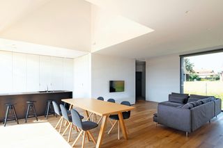 Bryła i wnętrza minimalistycznego domu