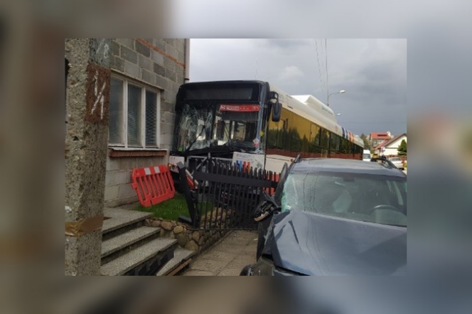 Autobus uderzył w dom