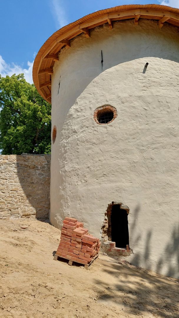 Baszta w Nowych Kicharach (gm. Dwikozy) w trakcie remontu